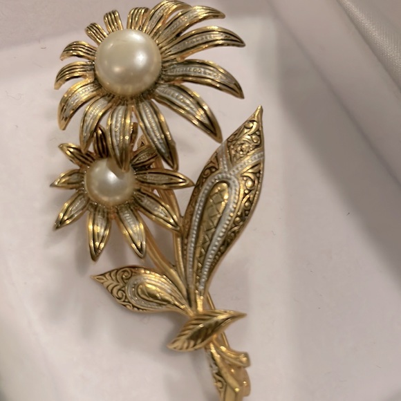 Vintage Authentic Signed Spain Damascene Flower Brooch Pin w/faux pearls - Picture 5 of 8